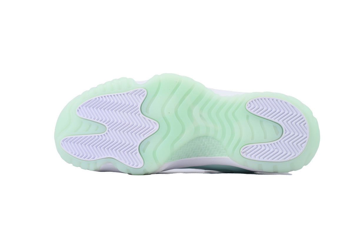 Air Jordan 11 Retro Low 'Igloo'