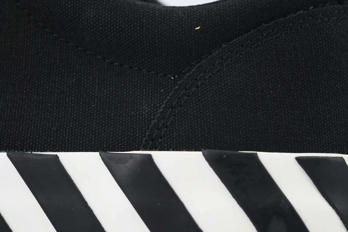 Off-White Women's Vulc Low Black Sneakers with White Arrow