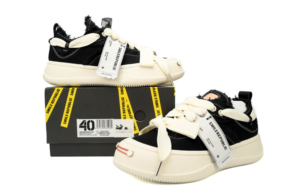 Smilerepublic All-Black Canvas Cap-Toe Sneakers